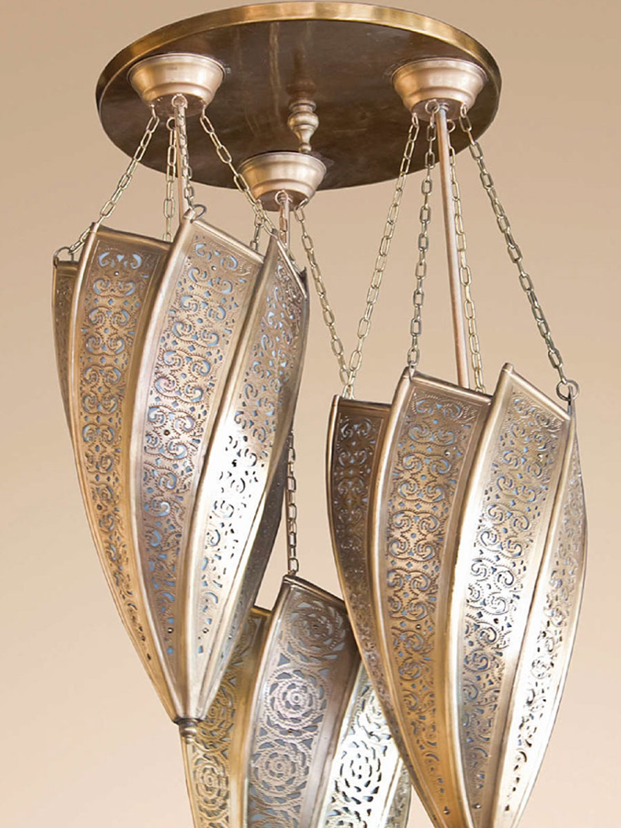 Elegant Brass Pendant Light – A Touch of Artistic Luxury